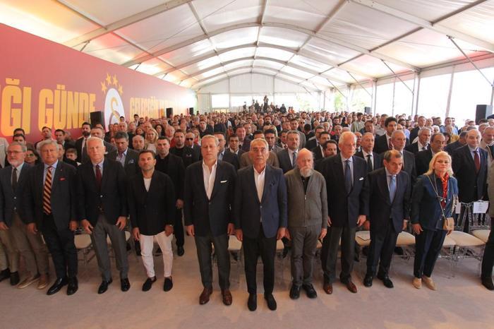 Galatasaraydan birlik beraberlik pozu Efsane başkanlar Kemerburgazda bir arada...