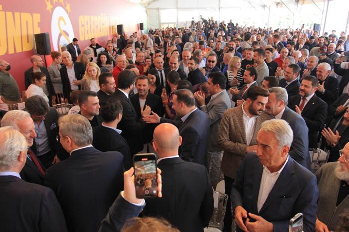 Galatasaraydan birlik beraberlik pozu Efsane başkanlar Kemerburgazda bir arada...