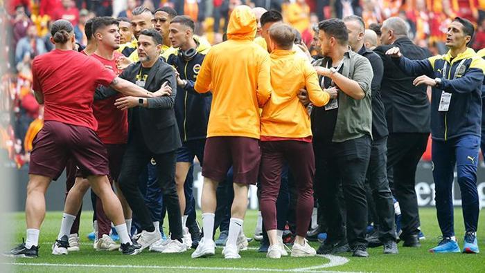 SON DAKİKA | Galatasaray - Fenerbahçe derbisi öncesi kavga çıktı 2 takım futbolcuları birbirine girdi | Galatasaraydan açıklama