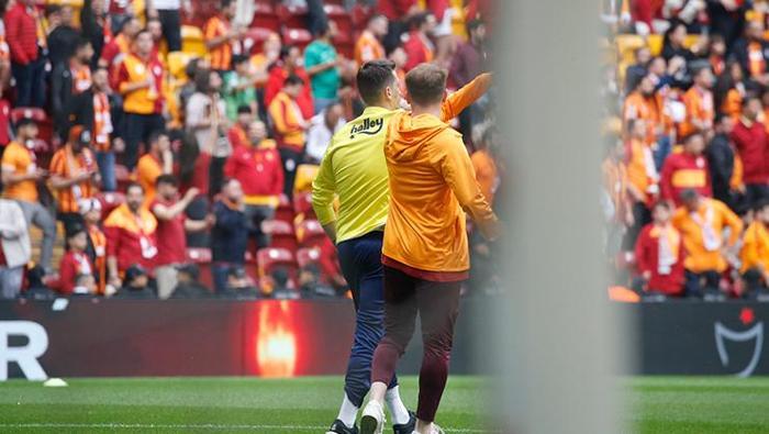 SON DAKİKA | Galatasaray - Fenerbahçe derbisi öncesi kavga çıktı 2 takım futbolcuları birbirine girdi | Galatasaraydan açıklama