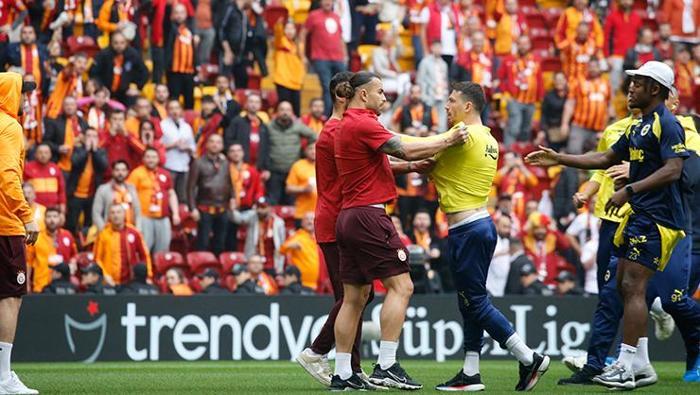 SON DAKİKA | Galatasaray - Fenerbahçe derbisi öncesi kavga çıktı 2 takım futbolcuları birbirine girdi | Galatasaraydan açıklama