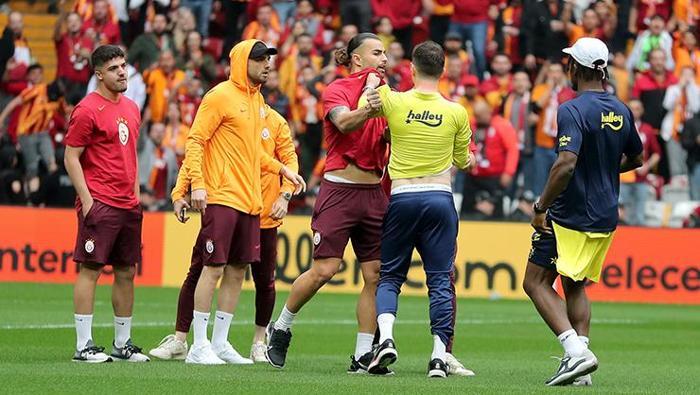 SON DAKİKA | Galatasaray - Fenerbahçe derbisi öncesi kavga çıktı 2 takım futbolcuları birbirine girdi | Galatasaraydan açıklama