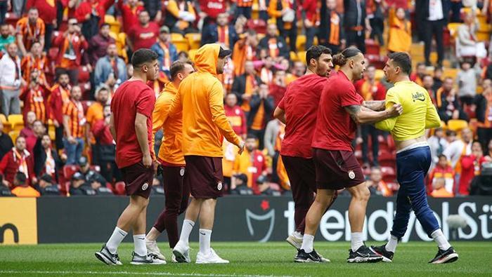 SON DAKİKA | Galatasaray - Fenerbahçe derbisi öncesi kavga çıktı 2 takım futbolcuları birbirine girdi | Galatasaraydan açıklama