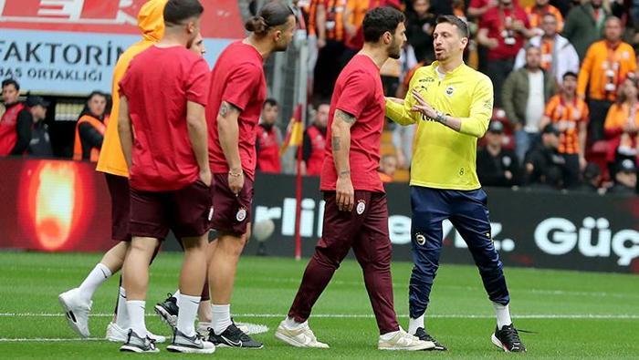 SON DAKİKA | Galatasaray - Fenerbahçe derbisi öncesi kavga çıktı 2 takım futbolcuları birbirine girdi | Galatasaraydan açıklama