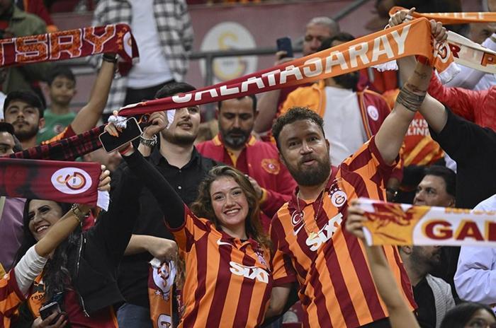 Galatasaraylı taraftarlardan Konyaya akın Şampiyonluk maçı...