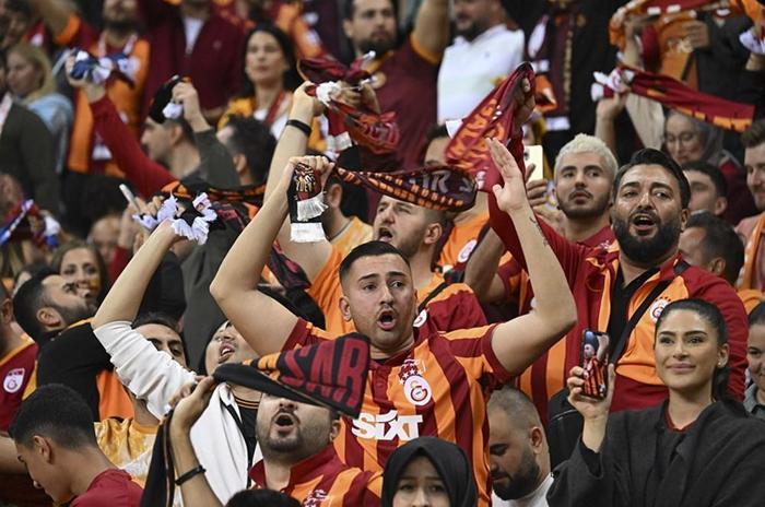 Galatasaraylı taraftarlardan Konyaya akın Şampiyonluk maçı...