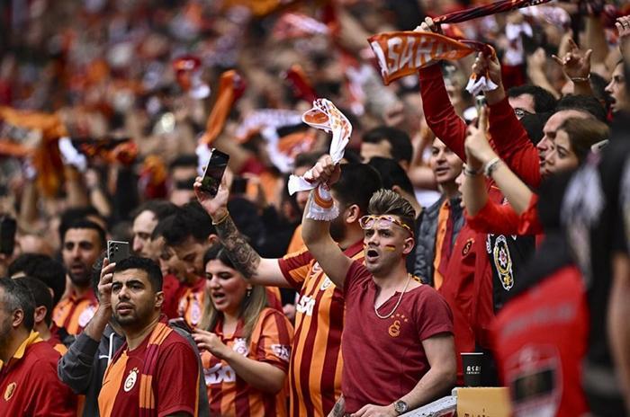 Galatasaraylı taraftarlardan Konyaya akın Şampiyonluk maçı...