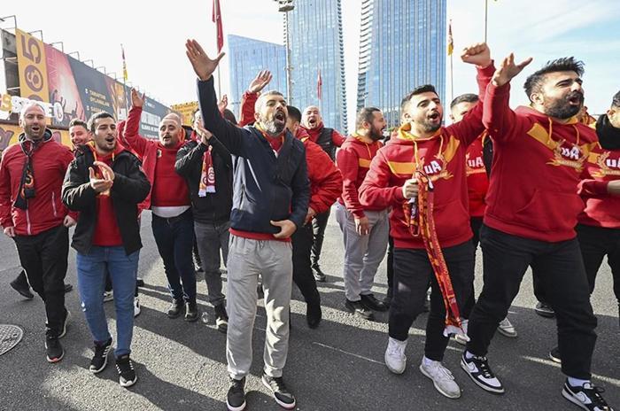 Galatasaraylı taraftarlardan Konyaya akın Şampiyonluk maçı...