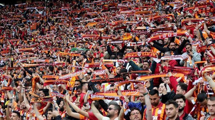 Galatasaraylı taraftarlardan Konyaya akın Şampiyonluk maçı...