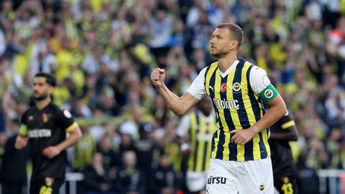 Fenerbahçe - İstanbulspor maçını spor yazarları değerlendirdi: Tek teselli Galatasarayı devirmek Masal anlatmayı bırakmalılar