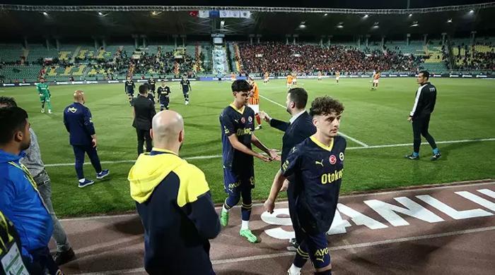 FENERBAHÇENİN U19 TAKIMIYLA SAHAYA ÇIKMASI