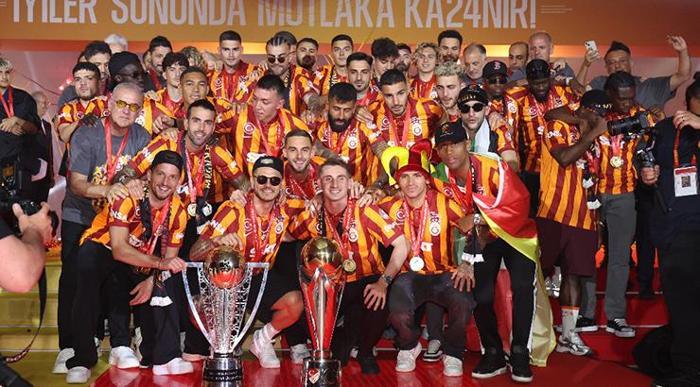 Galatasarayda şampiyon takımdan tam 6 ayrılık Okan Buruk biletlerini kesti