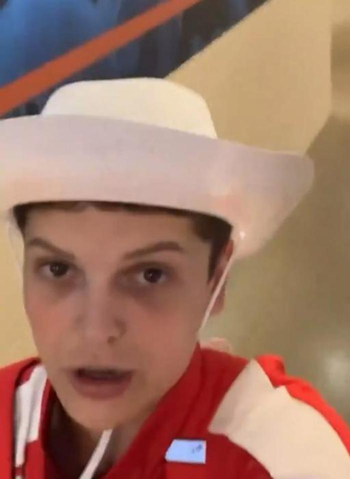 KOVBOY ŞAPKASIYLA ŞOV YAPTI