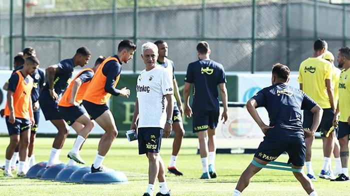 Fenerbahçede Mourinho sahaya indi İşte ilk idmandan kareler
