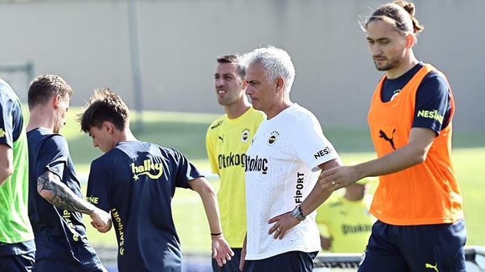 Fenerbahçede Mourinho sahaya indi İşte ilk idmandan kareler
