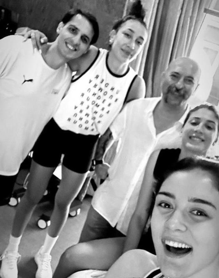 Filenin Sultanlarında İlkin Aydın ve Hande Baladından ikonik poz Sakatlık durumları merak ediliyordu