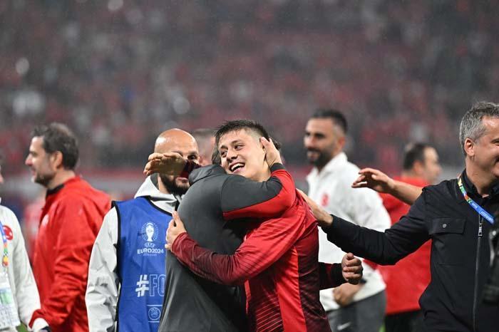 ARDA LİSTEDE BAŞI ÇEKİYOR