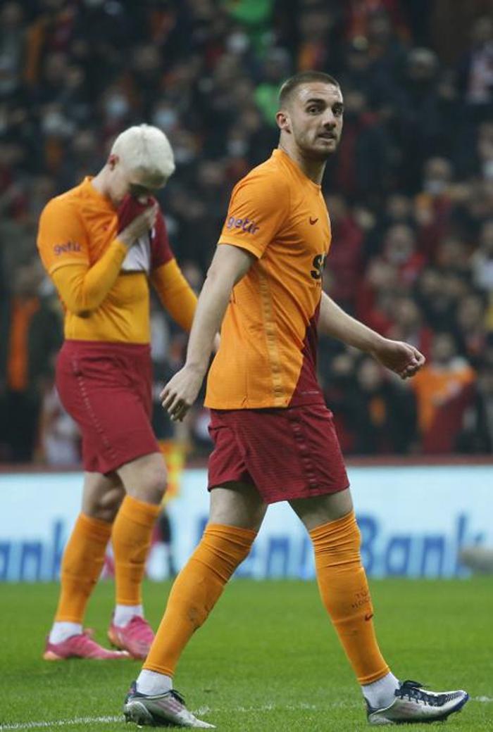 HOCAMIZ BİZİ İKNA EDEBİLİYOR BÖYLECE BAŞARILI OLUYOR