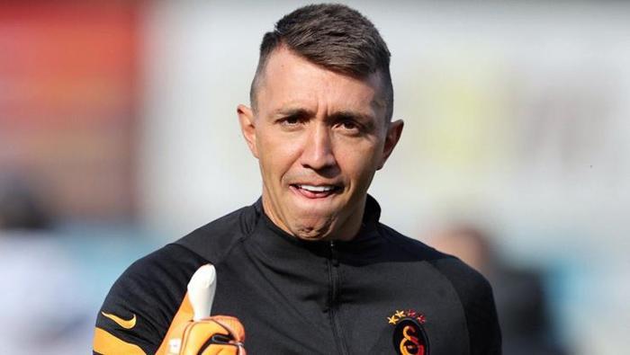 ‘Terim ve Taffarel ikna etti’
Türkiye’ye ilk transfer sürecini anlatan Nando, 'Bu kadar uzun kalacağını düşündün mü?' sorusuna, 'Hayır, aslında beklemiyordum. Hayatımın nerdeyse yarısını burada geçireceğimi düşünemezdim. Çok mutluyum. Çok güzel günlerim oldu. 2011’de aldığım bu karar, çok doğru bir kararmış. İyi ki bu kararı almışım. İyi günde kötü günde herkesten destek gördüm.