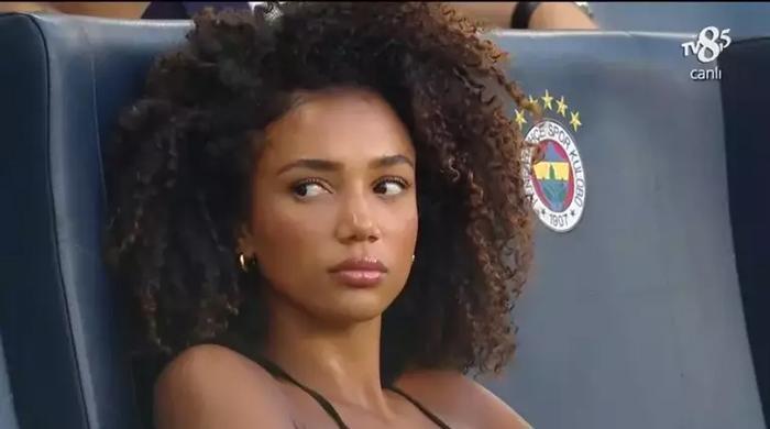 Fenerbahçeli Jayden Oosterwoldenin sevgilisi Amaka Enem hayran bıraktı Canlı yayında ekrana gelince...