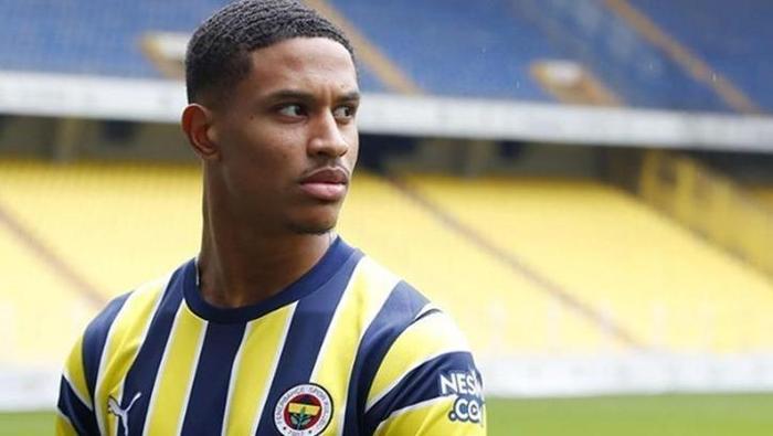Fenerbahçeli Jayden Oosterwoldenin sevgilisi Amaka Enem hayran bıraktı Canlı yayında ekrana gelince...