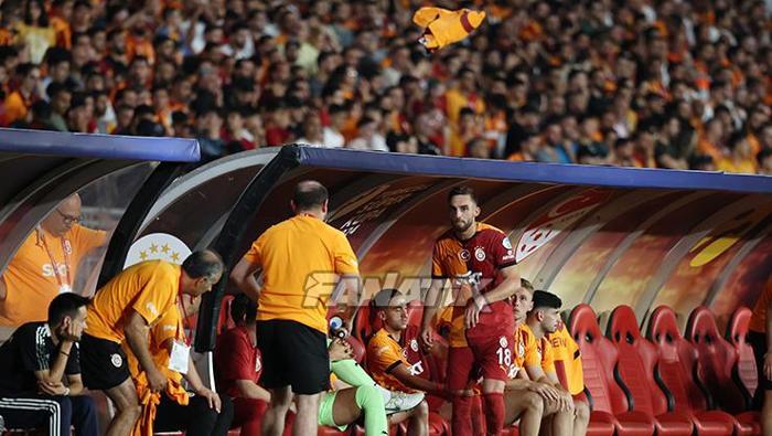 Galatasarayda Berkan Kutludan olay hareket Çok sinirlendi, bir anda tekmeledi..