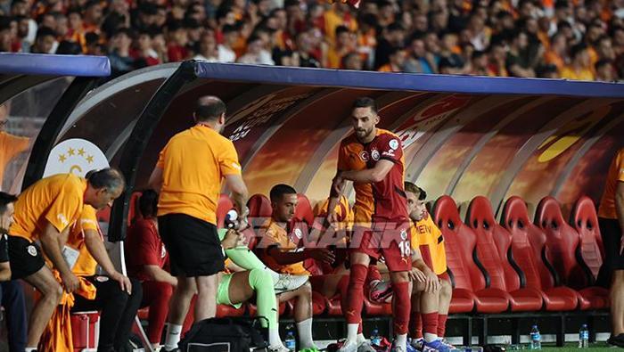 Galatasarayda Berkan Kutludan olay hareket Çok sinirlendi, bir anda tekmeledi..