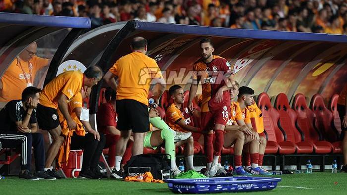 Galatasarayda Berkan Kutludan olay hareket Çok sinirlendi, bir anda tekmeledi..