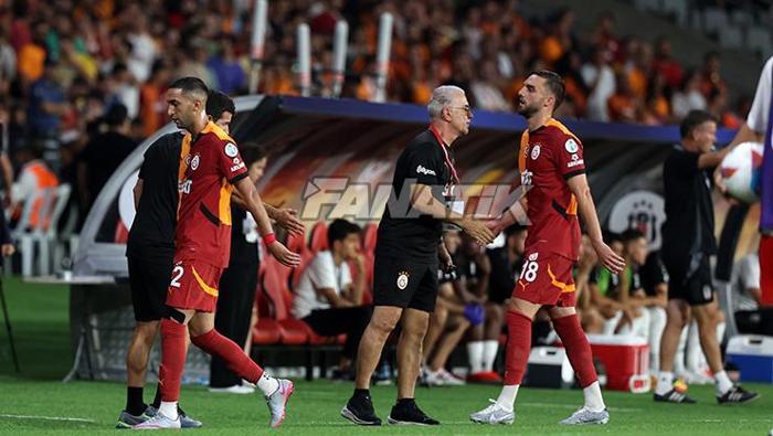 Galatasarayda Berkan Kutludan olay hareket Çok sinirlendi, bir anda tekmeledi..
