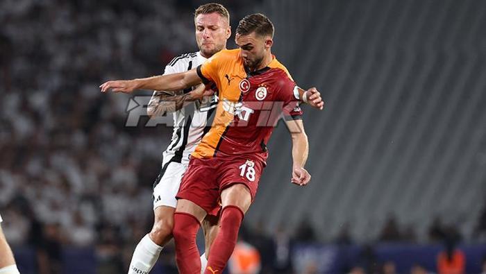 Galatasarayda Berkan Kutludan olay hareket Çok sinirlendi, bir anda tekmeledi..