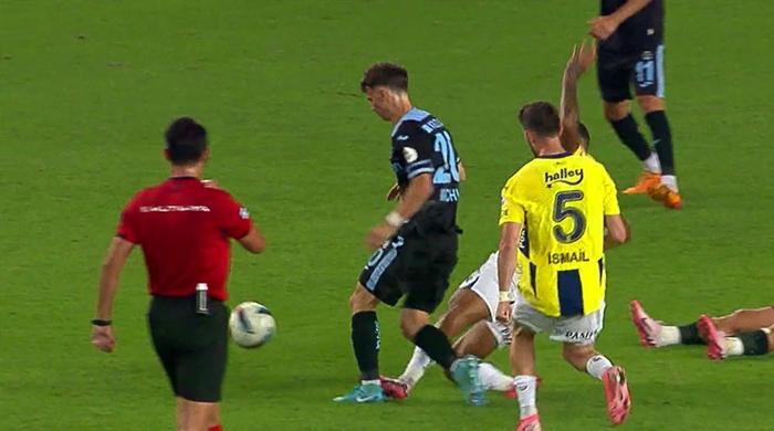 Trioda Fenerbahçe - Adana Demirspor maçının tartışmalı pozisyonları değerlendirildi: Kırmızı kart şüphesi olan müdahaleler, penaltı beklenen an...