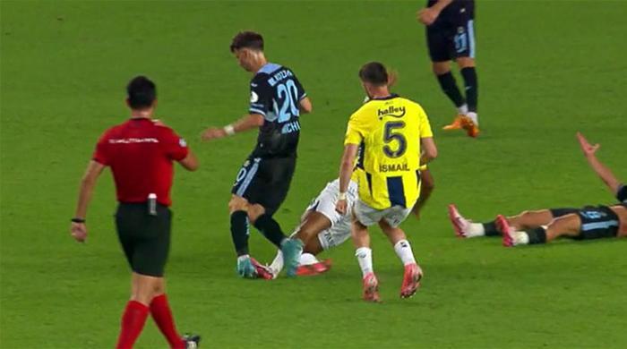 Trioda Fenerbahçe - Adana Demirspor maçının tartışmalı pozisyonları değerlendirildi: Kırmızı kart şüphesi olan müdahaleler, penaltı beklenen an...