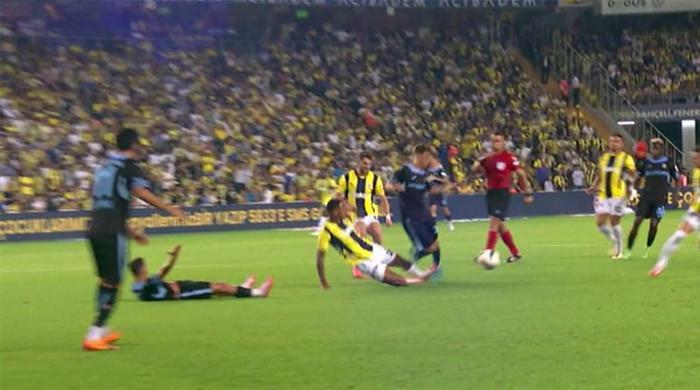 Trioda Fenerbahçe - Adana Demirspor maçının tartışmalı pozisyonları değerlendirildi: Kırmızı kart şüphesi olan müdahaleler, penaltı beklenen an...