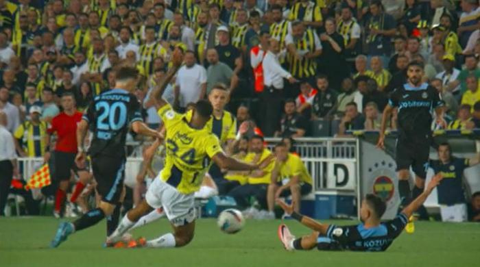 Trioda Fenerbahçe - Adana Demirspor maçının tartışmalı pozisyonları değerlendirildi: Kırmızı kart şüphesi olan müdahaleler, penaltı beklenen an...