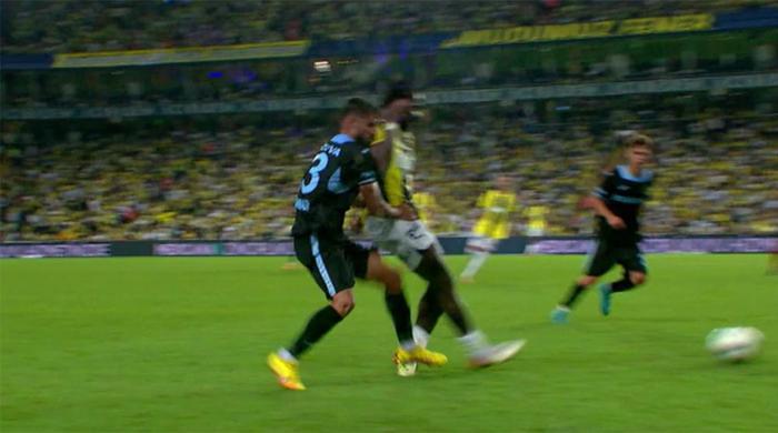 Trioda Fenerbahçe - Adana Demirspor maçının tartışmalı pozisyonları değerlendirildi: Kırmızı kart şüphesi olan müdahaleler, penaltı beklenen an...