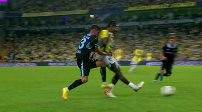 Trioda Fenerbahçe - Adana Demirspor maçının tartışmalı pozisyonları değerlendirildi: Kırmızı kart şüphesi olan müdahaleler, penaltı beklenen an...