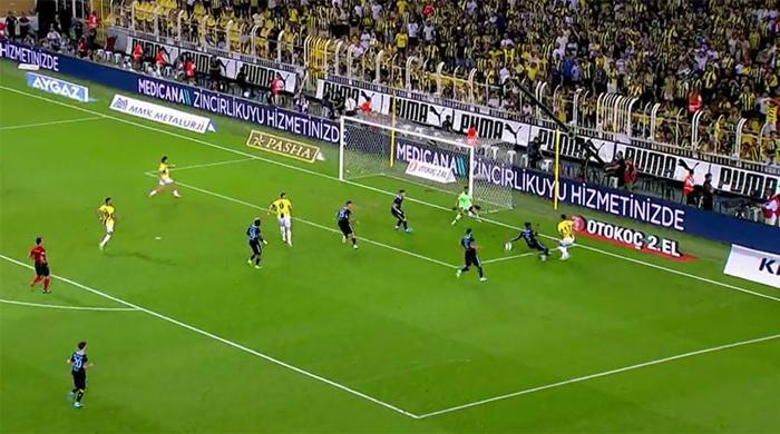Trioda Fenerbahçe - Adana Demirspor maçının tartışmalı pozisyonları değerlendirildi: Kırmızı kart şüphesi olan müdahaleler, penaltı beklenen an...