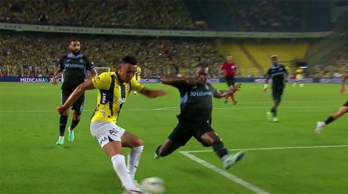 Trioda Fenerbahçe - Adana Demirspor maçının tartışmalı pozisyonları değerlendirildi: Kırmızı kart şüphesi olan müdahaleler, penaltı beklenen an...