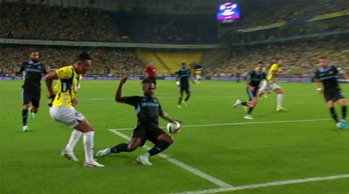 Trioda Fenerbahçe - Adana Demirspor maçının tartışmalı pozisyonları değerlendirildi: Kırmızı kart şüphesi olan müdahaleler, penaltı beklenen an...
