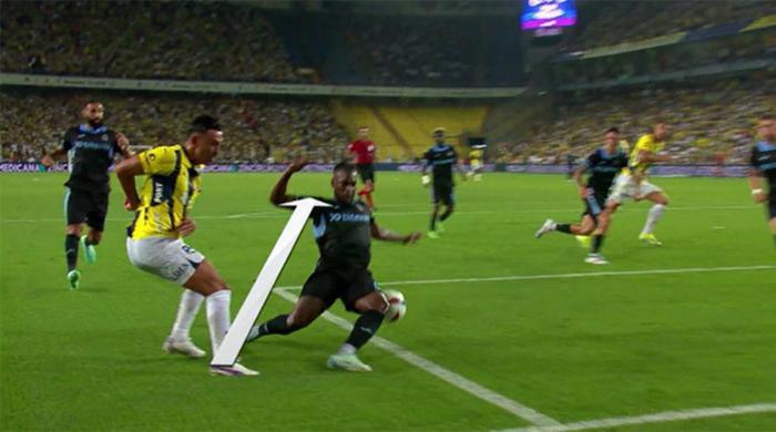 Trioda Fenerbahçe - Adana Demirspor maçının tartışmalı pozisyonları değerlendirildi: Kırmızı kart şüphesi olan müdahaleler, penaltı beklenen an...