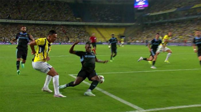 Trioda Fenerbahçe - Adana Demirspor maçının tartışmalı pozisyonları değerlendirildi: Kırmızı kart şüphesi olan müdahaleler, penaltı beklenen an...