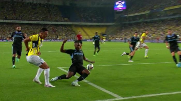 Trioda Fenerbahçe - Adana Demirspor maçının tartışmalı pozisyonları değerlendirildi: Kırmızı kart şüphesi olan müdahaleler, penaltı beklenen an...
