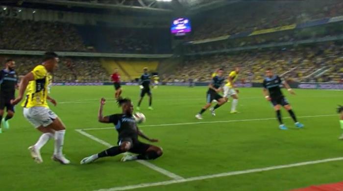 Trioda Fenerbahçe - Adana Demirspor maçının tartışmalı pozisyonları değerlendirildi: Kırmızı kart şüphesi olan müdahaleler, penaltı beklenen an...