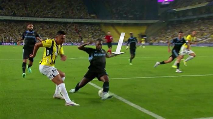 Trioda Fenerbahçe - Adana Demirspor maçının tartışmalı pozisyonları değerlendirildi: Kırmızı kart şüphesi olan müdahaleler, penaltı beklenen an...