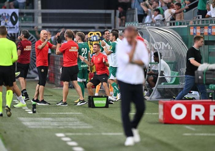 Trabzonsporda Avrupa Ligine veda sonrası Avcıya sert sözler Olmuyor hocam olmuyor Avrupa neyine...