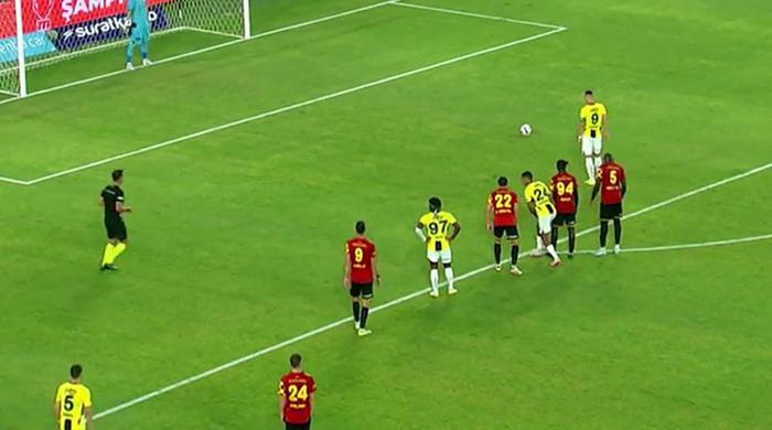 Trioda Göztepe - Fenerbahçe maçının tartışmalı pozisyonları değerlendirildi: Atlanan penaltı, verilen penaltı, iptal edilen gol, kırmızı kart beklenen an...