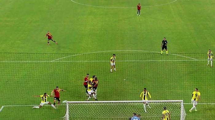 Trioda Göztepe - Fenerbahçe maçının tartışmalı pozisyonları değerlendirildi: Atlanan penaltı, verilen penaltı, iptal edilen gol, kırmızı kart beklenen an...