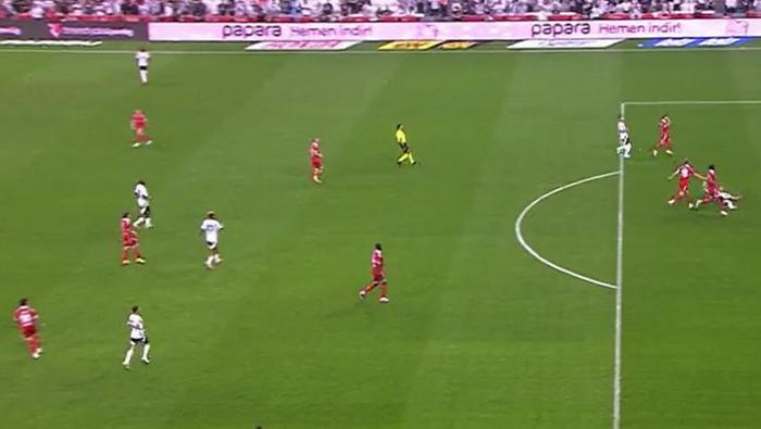 Beşiktaş, Immobilenin yerde kaldığı pozisyonda penaltı bekledi. Devam kararı doğru mu
