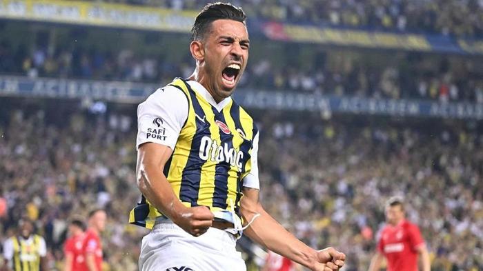 İRFAN CAN KAHVECİ İMZALIYOR