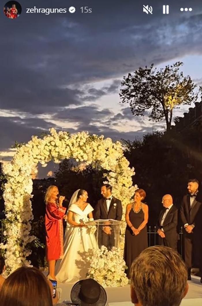 Hem sade hem çekici Filenin Sultanlarının yıldızı Zehra Güneş Melissa Vargasla düğüne katıldı tarzıyla güneş gibi parladı